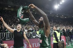 Ο Λεσόρ πανηγύρισε με τη φανέλα του Σλούκα μπροστά στον κόσμο!