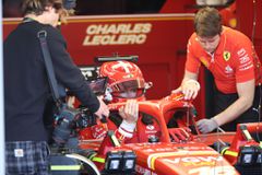 Η ικανοποίηση του Λεκλέρ με την SF-24 και τα χαμόγελα των ανθρώπων της Ferrari