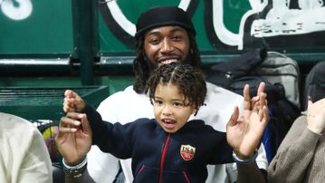 Τα παιχνίδια του Λεσόρ με τον γιο του στο glass floor του ΟΑΚΑ (vid)