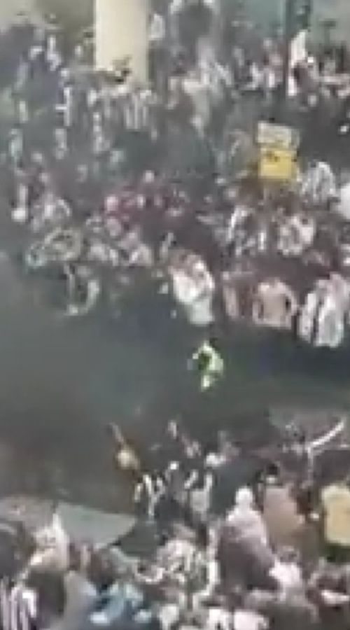 Σοβαρά επεισόδια στο ντέρμπι Νιούκαστλ - Σάντερλαντ: Ένας οπαδός σε κρίσιμη κατάσταση