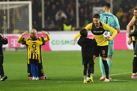 «Πάρτι» στη Νέα Φιλαδέλφεια μετά τη νίκη της ΑΕΚ επί της Κηφισιάς