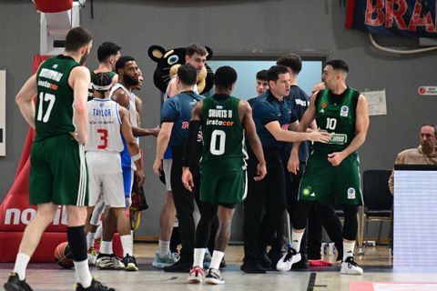 Ένταση με Σλούκα στο φινάλε του Πανιώνιος-Παναθηναϊκός - H παρέμβαση του Αταμάν που απέτρεψε τα χειρότερα (vid)