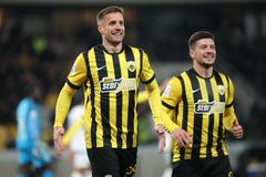 Ο Βάργκα από κοντά έκανε το 3-0 για την ΑΕΚ