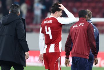 Πήγε προς τον κόσμο του Ολυμπιακού για να απολογηθεί ο Μπιανκόν