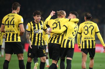 «Καθάρισε» από ημίχρονο η ΑΕΚ και έμενε πρώτη στην κορυφή