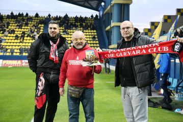 Οι φίλοι του Πανσερραϊκού έδωσαν στον Παναιτωλικό τούρτα για τα 100 χρόνια του (vid)