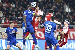 Συμβολική κίνηση στο Ολυμπιακός - ΑΕΛ Novibet: Ο Ταρέμι αντάλλαξε φανέλα με τον Ναόρ (pic)