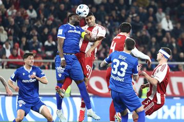 Συμβολική κίνηση στο Ολυμπιακός - ΑΕΛ Novibet: Ο Ταρέμι αντάλλαξε φανέλα με τον Ναόρ (pic)