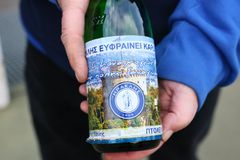 «Ηρακλής ευφραίνει καρδίαν ανθρώπου» –  Το φοβερό καρέ με το κρασί της ανόδου