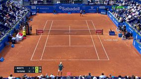 Καταιγιστικός Τσιτσιπάς στο τρίτο σετ, έκανε δύο μπρέικ και προηγήθηκε με 4-0