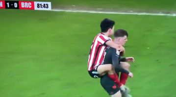 Η πιο... περίεργη κίτρινη κάρτα στην ιστορία δόθηκε στην Τσάμπιονσιπ - Για «καλικούτσα» και φιλί σε αντίπαλο (vid)