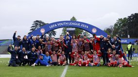 Η απονομή του Youth League στον Ολυμπιακό