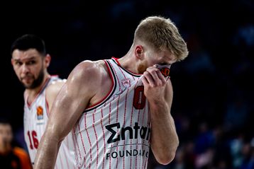 Ανησυχία για τον Ουόκαπ: Αποχώρησε από την προπόνηση του Ολυμπιακού με ενοχλήσεις στη μέση