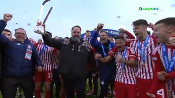 Οι πανηγυρισμοί του Βαγγέλη Μαρινάκη με την Κ19 του Ολυμπιακού