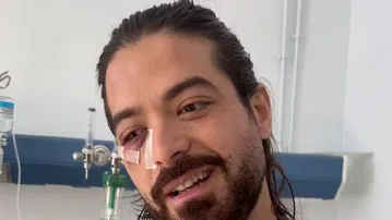 Άρης Μουγκοπέτρος: «Έχασα ό,τι πιο πολύτιμο είχα, νόμιζα ότι ήταν καπνογόνο» – Τα πρώτα του λόγια από το νοσοκομείο