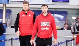 Έφτασε στην Αθήνα η αποστολή του Ολυμπιακού από το Κάουνας (vid)