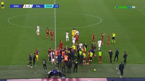 «Χαμός» στο Ολίμπικο: Σύρραξη ανάμεσα στους ανθρώπους της Ρόμα και της Σαλερνιτάνα