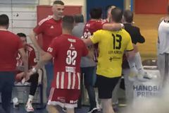 Υπέροχη στιγμή στο ΑΕΚ - Ολυμπιακός/Όμιλος Ξυνή: Ο Αλμέιδα πήρε αγκαλιά τον τραυματία Δομπρή! (vid)