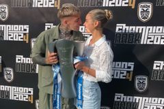 Ποια είναι η Ελληνίδα καλλονή που συνόδευσε τον Μπράντον Τόμας στο ταξίδι του στην Ισπανία (pics)