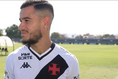 Απίστευτο κι όμως... βραζιλιάνικο: Έπεφταν πυροβολισμοί την ώρα που έκανε δηλώσεις ο Κουτίνιο (vid)