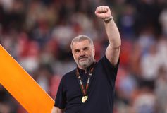 Το είπε και το έκανε ο Ποστέκογλου: «Πάντα κερδίζω τίτλο τη δεύτερη σεζόν μου»