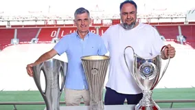 Μαρινάκης και Μεντιλίμπαρ ποζάρουν με τα τρόπαια του Ολυμπιακού