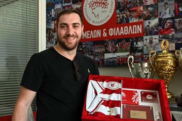 Οπαδός του Ολυμπιακού από το Τέξας παρέλαβε από την Ελλάδα τη Χρυσή Κάρτα Μέλους και στη συνέχεια έφυγε για... Άμπου Ντάμπι