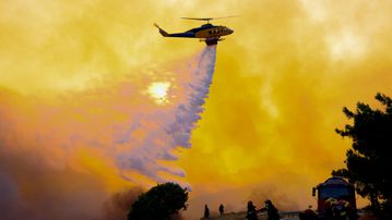 Φωτιά στη Χίο: Ανεξέλεγκτα τα μέτωπα – Σε απόσταση αναπνοής από τα σπίτια οι φλόγες, έχουν καεί αποθήκες