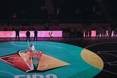 Η FIBA παρουσίασε το εντυπωσιακό δάπεδο-οθόνη στη Μαδρίτη, αθλήτριες και προπονητές ξετρελάθηκαν (vids)