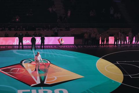 Η FIBA παρουσίασε το εντυπωσιακό δάπεδο-οθόνη στη Μαδρίτη, αθλήτριες και προπονητές ξετρελάθηκαν (vids)