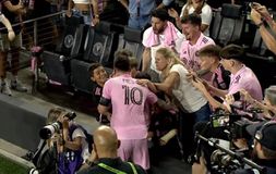 Ο ξεχωριστός πανηγυρισμός του Μέσι με τα παιδιά του μετά την αριστουργηματική εκτέλεση φάουλ (vid)