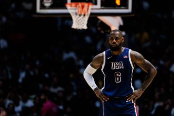H αστερόεσσα στα χέρια του ΛεΜπρόν: Σημαιοφόρος των ΗΠΑ ο «Βασιλιάς» του NBA