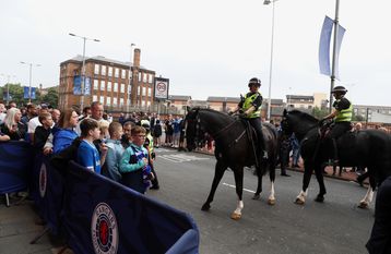 Δρακόντεια τα μέτρα έξω από το Άιμπροξ με τους έφιππους αστυνομικούς να... κλέβουν την παράσταση (gallery)