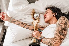 Καν΄ το όπως ο Μέσι: Η φωτογραφία της Χερμόσο με το τρόπαιο του Παγκοσμίου Κυπέλλου αγκαλιά