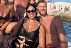 Στη Μήλο με την Εστρέλα Νούρι χαλαρώνει ο Τόμας Ουόκαπ