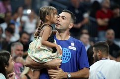 Ο Σλούκας μαζί με την κόρη παρακολουθούν το Ελλάδα - Ιταλία (pics)