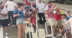 Υποδειγματική κίνηση από τους οπαδούς της Σαμσουνσπόρ: Μάζεψαν τα σκουπίδια τους μετά την αναμέτρηση με τον Παναθηναϊκό (vid)