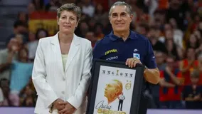 Η βράβευση Σκαριόλο και οι ευχαριστίες στους παίκτες του