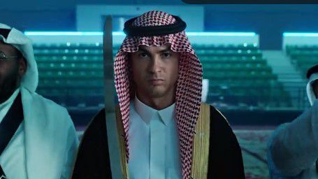 Ο Κριστιάνο ντύθηκε Σαουδάραβας για την Εθνική Ημέρα και το έριξε στον χορό με το σπαθί του (vid)