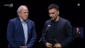 Συγκίνηση Νίνη στη βράβευσή του από τον Βίκτορ Μουνιόθ (vid)