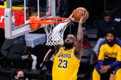 Ο Μπάιρον Σκοτ είναι ξεκάθαρος για το αν αξίζει άγαλμα ο ΛεΜπρόν έξω από το γήπεδο των Λέικερς (vid)