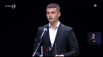 Συγκίνησε ο Μουζακίτης, αφιερώνοντας το βραβείο στον πατέρα του (vid)