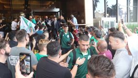 Η αποθέωση των παικτών του Παναθηναϊκού από τους φίλους της ομάδας (vid)