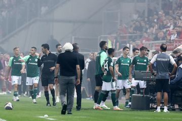Η πρώτη αντίδραση του Παναθηναϊκού μετά την αποχώρηση για τα αποδυτήρια - Τα «μη βγείτε ξανά» των οπαδών