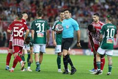 Ο διαιτητής είπε να βγουν οι ομάδες και να αρχίσει το ματς - Πληροφορίες πως ο γιατρός δεν υπογράφει για τον Χουάνκαρ