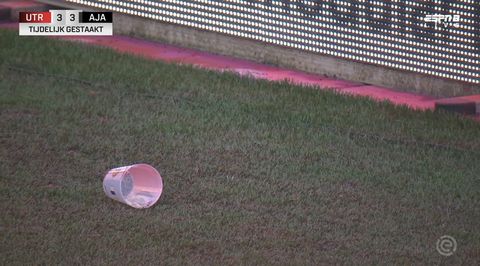 Χαμός στο Ουτρέχτη - Άγιαξ: Μπήκαν έξι γκολ και το ματς διεκόπη προσωρινά λόγω ενός πλαστικού ποτηριού!