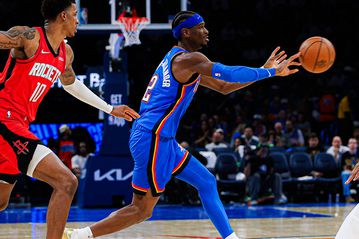 Οι πρωταθλητές Θάντερ ανέβασαν λάβαρο και λύγισαν τους Ρόκετς στην πρεμιέρα μετά από δύο παρατάσεις