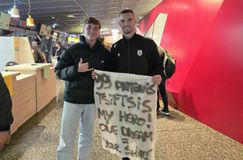 «Είσαι ο ήρωας μου»: Οπαδός του ΠΑΟΚ περίμενε τον Τσιφτσή στο αεροδρόμιο