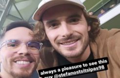 Η σέλφι του Πετρούνια με τον Τσιτσιπά στο Ελλάδα-Γαλλία (pic)