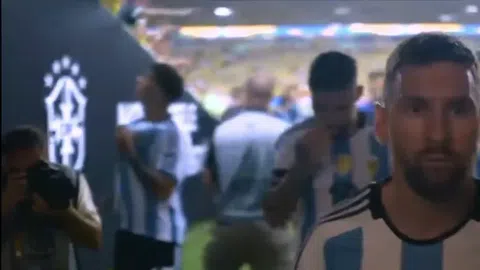 Ο Ένζο Φερνάντες έδειχνε το σήμα του Παγκόσμιο Πρωταθλητή στους οπαδούς της Βραζιλίας κατά την αποχώρηση της ομάδας από το γήπεδο